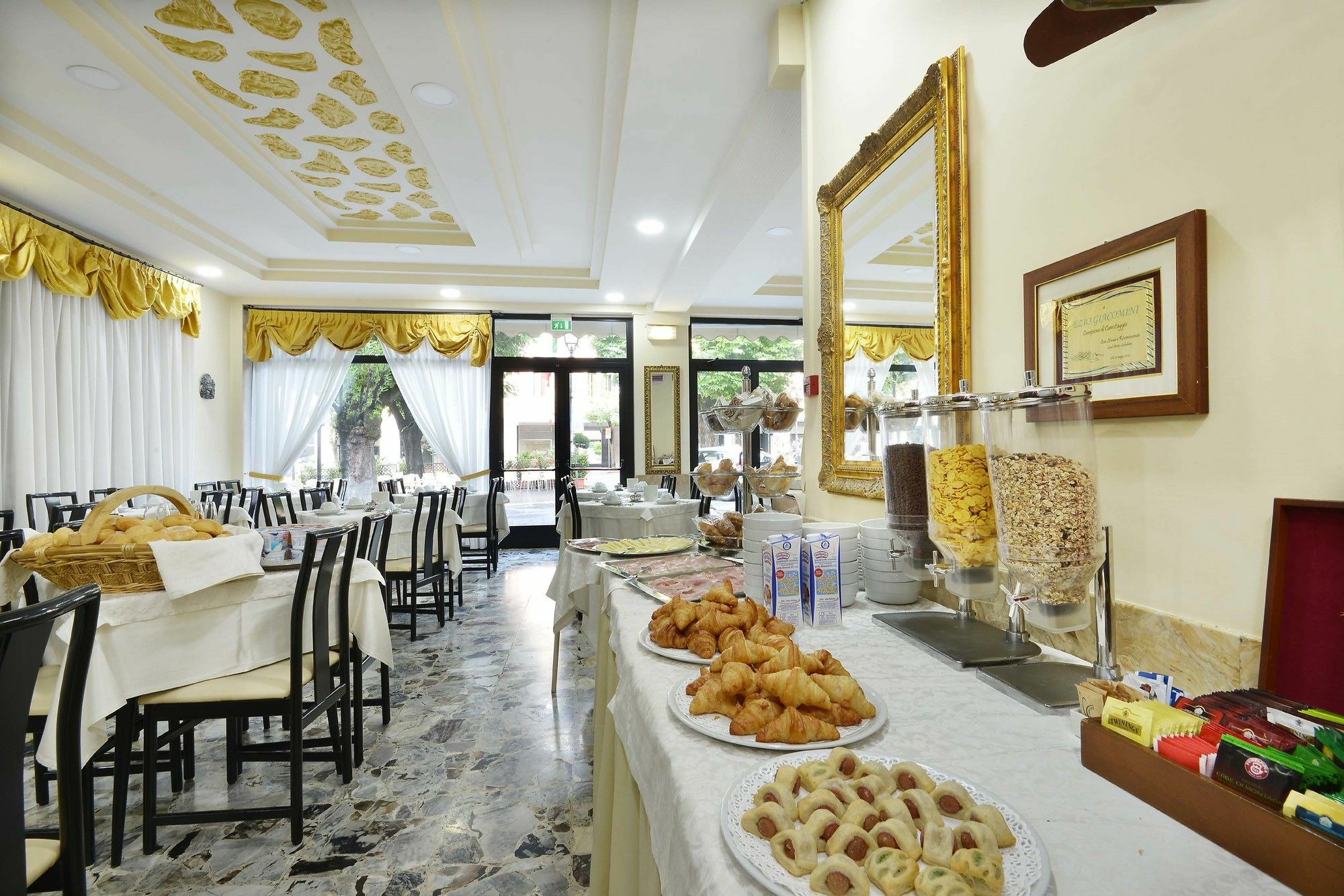 Hotel Ristorante Commercio Saló Exterior foto